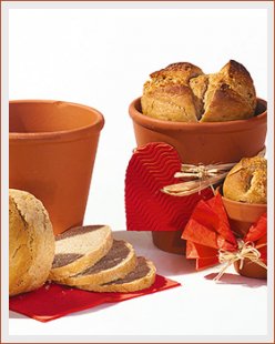 Sie brauchen ein Geschenk zum Einzug Aber Brot und Salz finden Sie langweilig Dann backen Sie doch ihr Brot im Blumentopf.  Eine kreative Geschenkidee. Erst dient der Blumentopf als Backform und nach dem Verzieren als Geschenkverpackung. 