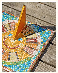 Sonnenuhr - künstlerische Objekte mit Mosaik.