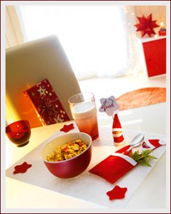 Ihnen fehlt noch die passende weihnachtliche Tischdeko. Es soll lustig, kindgerecht und nicht spießig sein! Dann basteln Sie doch unser weihnachtliches Tischset mit passender Nikolausbestecktasche! Gefällt garantiert groß und klein und ist schnell gemacht.